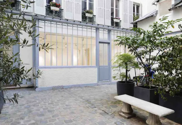 Luminous gallery ideal for showrooms and other events