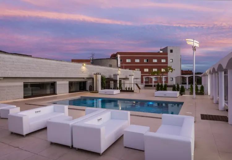 Ático con terraza y piscina para eventos