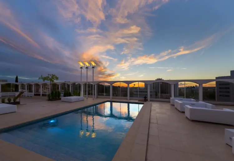 Ático con terraza y piscina para eventos