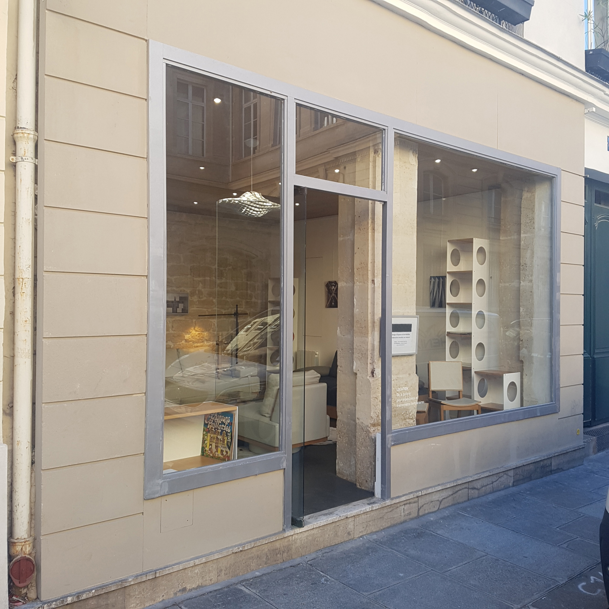Bright boutique in Le Marais Paris
