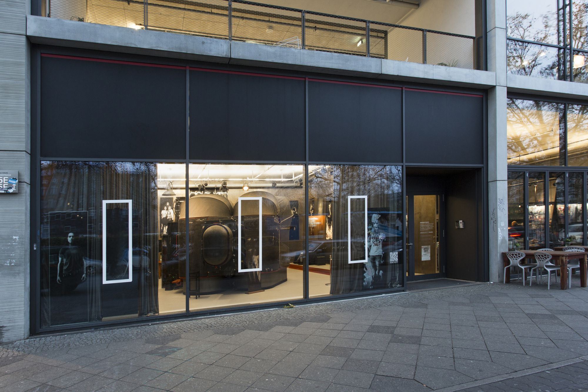 Eine ganze Seite Fenster und Türfront zur Prinzenstrasse