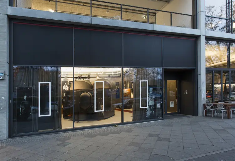 Eine ganze Seite Fenster und Türfront zur Prinzenstrasse