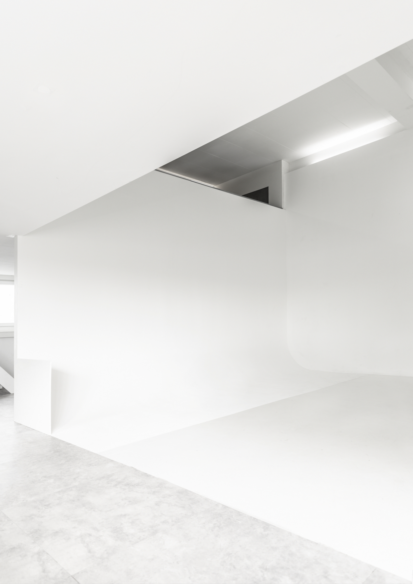 Clean white studio with limbo for photo shoots, workshops and events