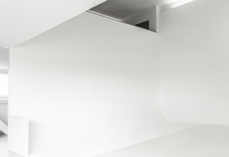 Clean white studio with limbo for photo shoots, workshops and events