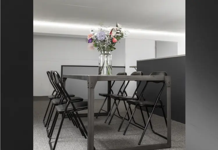Clean white studio with limbo for photo shoots, workshops and events