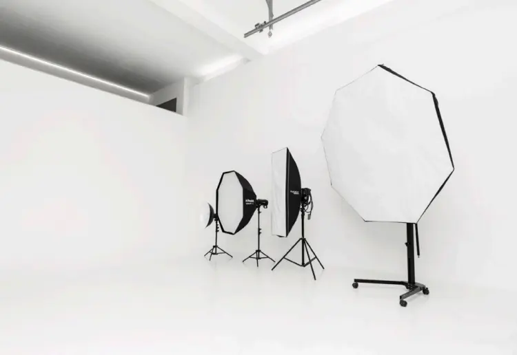 Clean white studio with limbo for photo shoots, workshops and events