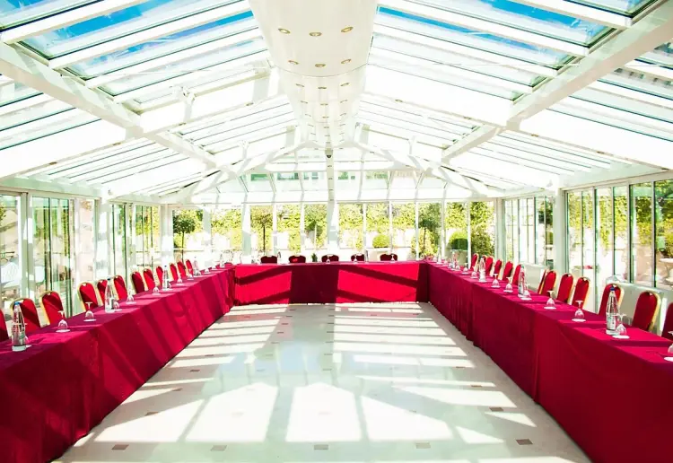 An adaptable and spacious terrace to host your events