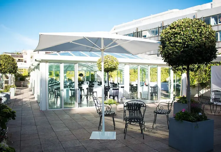 An adaptable and spacious terrace to host your events