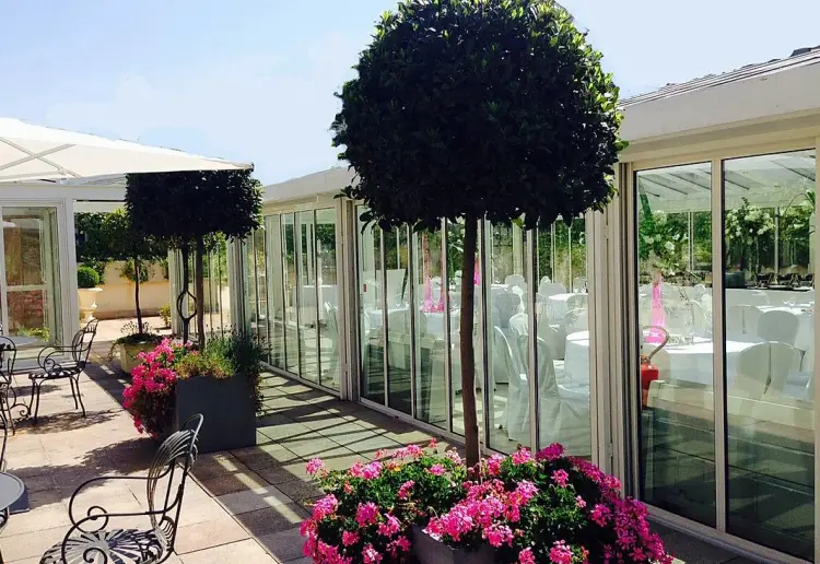 An adaptable and spacious terrace to host your events