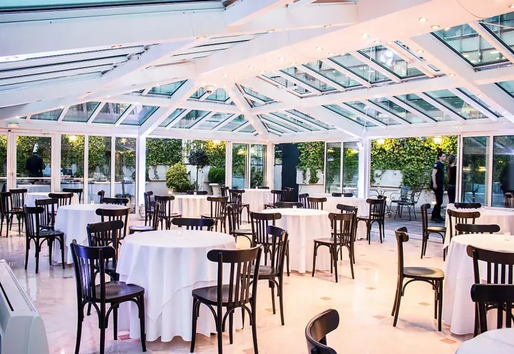 An adaptable and spacious terrace to host your events