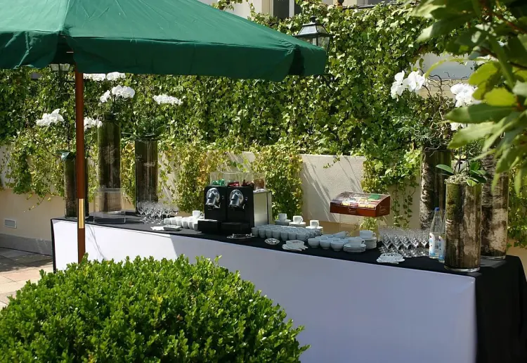 An adaptable and spacious terrace to host your events