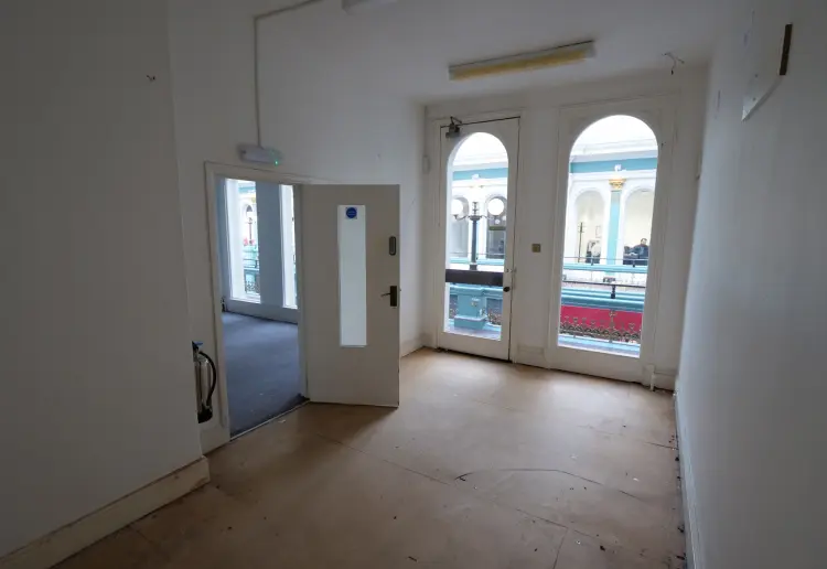 Large Pop Up Unit in Great Western Arcade