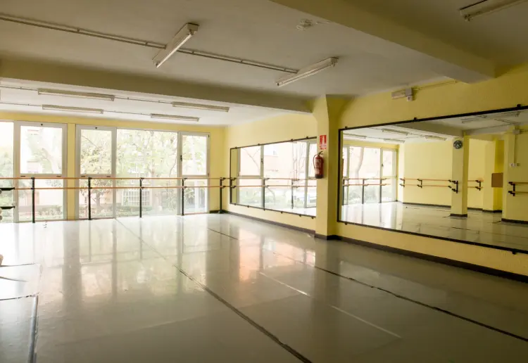Alquiler de salas de danza y de teatro.