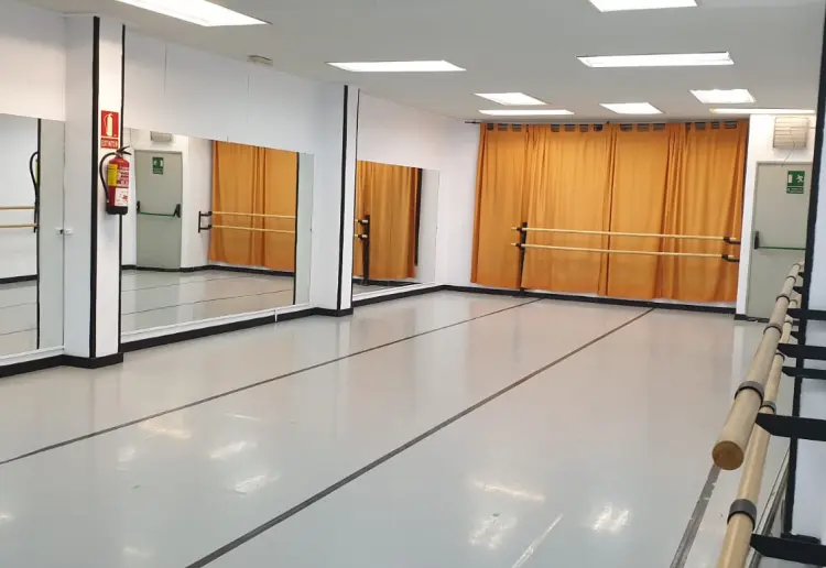 Alquiler de salas de danza y de teatro.