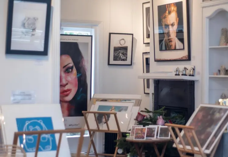 Bright Pop Up Store / Gallery