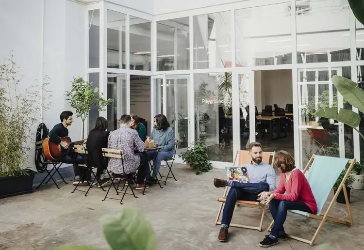 Sala Formación de 70m2 con patio y cocina en Sevilla Centro