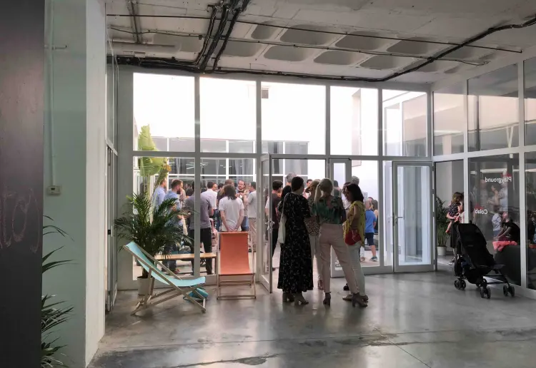 Sala Formación de 70m2 con patio y cocina en Sevilla Centro