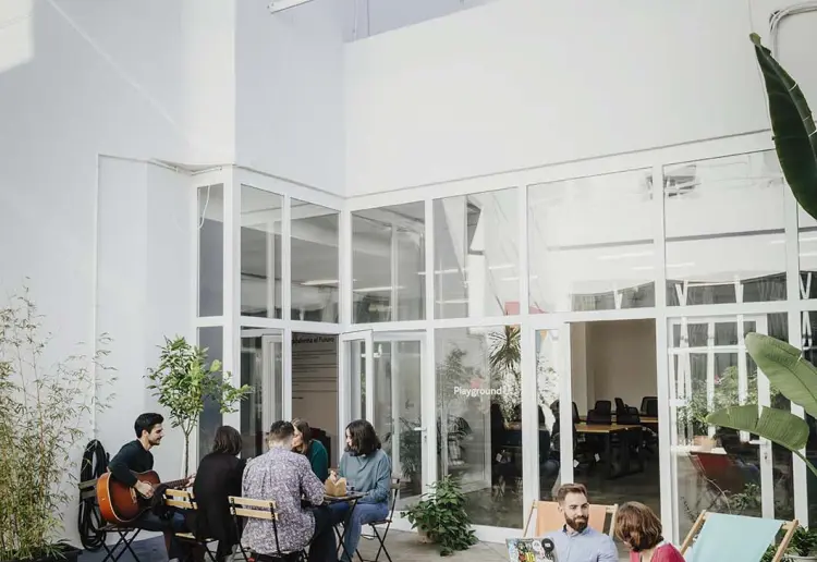 Sala Formación de 70m2 con patio y cocina en Sevilla Centro