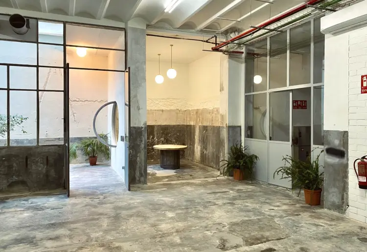 Acogedora galería con taller y jardín