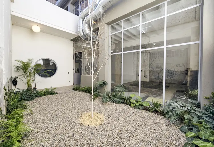 Acogedora galería con taller y jardín