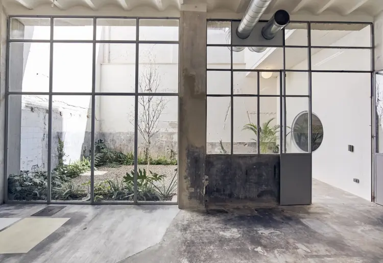 Acogedora galería con taller y jardín