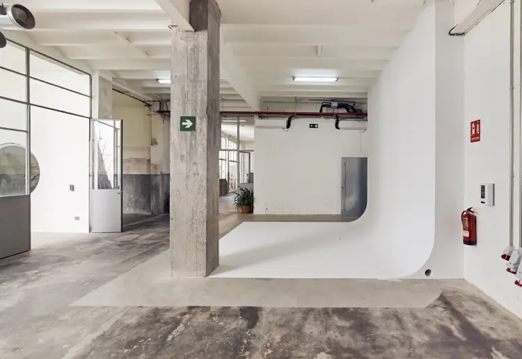 Acogedora galería con taller y jardín