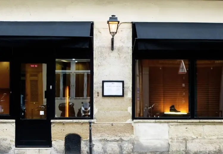Boutique close to Louvre