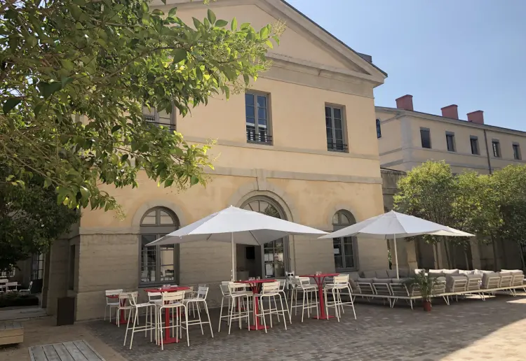 Terrasse d'une capacité de 150 personnes