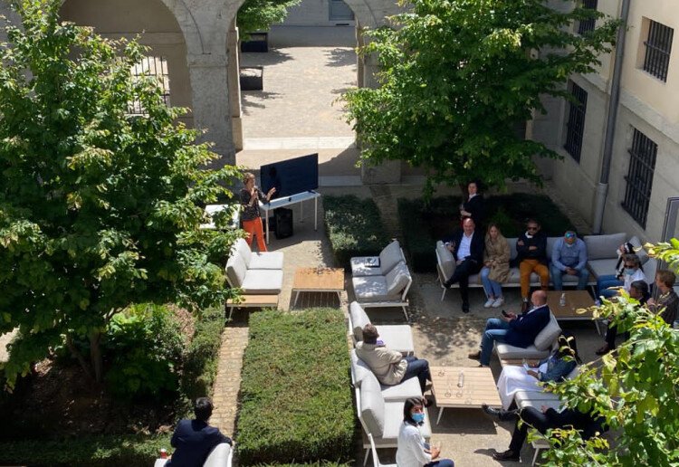 Terrasse d'une capacité de 60 personnes (I)