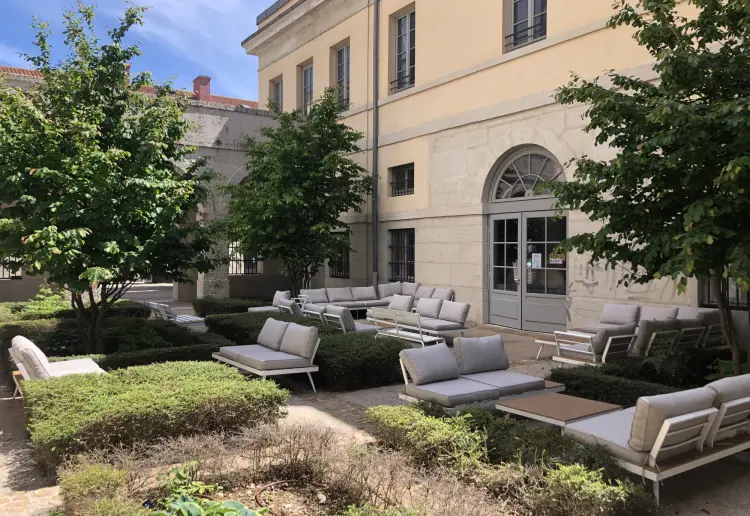 Terrasse d'une capacité de 60 personnes (I)