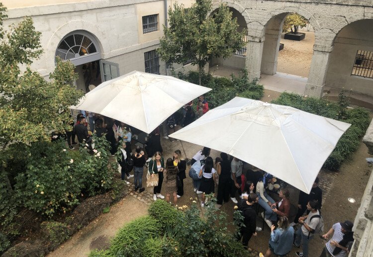 Terrasse d'une capacité de 60 personnes (II)