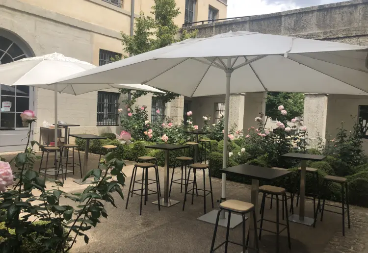 Terrasse d'une capacité de 60 personnes (II)
