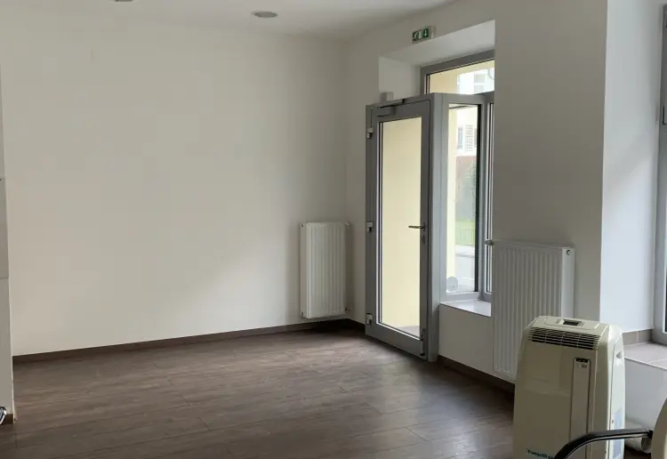 Zentrales Lokal mit großer Auslage
