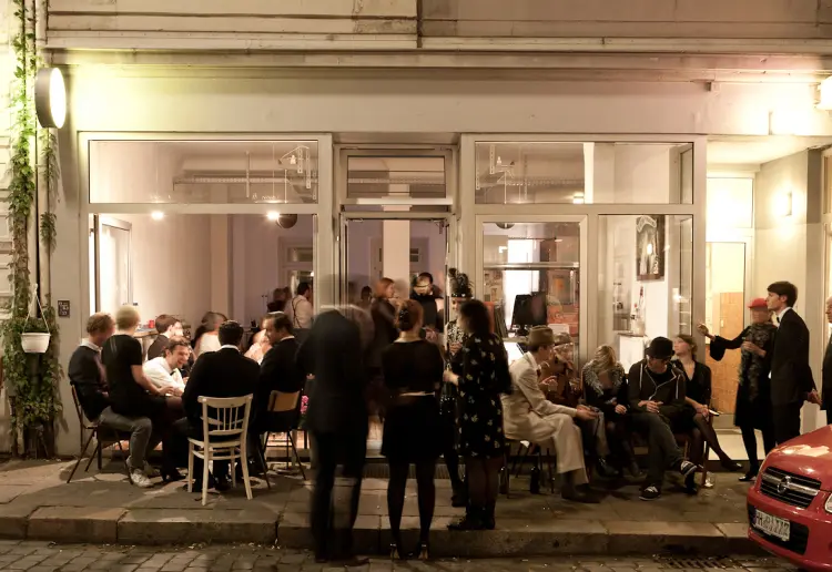 Clean white space "New York industrial style"