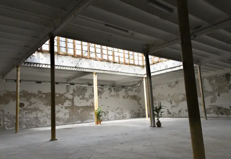 Sala de eventos de estilo modernista