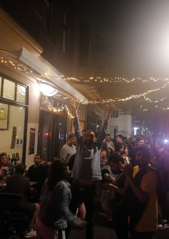 Minimalistisch eingerichteter Coworking Cafe mit Feinkostküche, großer Auswahl von Winzerweine, mit großen Fenstern und grüner Terrasse