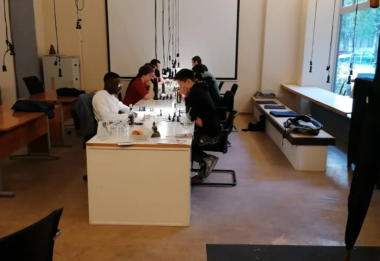 Minimalistisch eingerichteter Coworking Cafe mit Feinkostküche, großer Auswahl von Winzerweine, mit großen Fenstern und grüner Terrasse