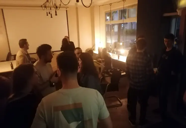 Minimalistisch eingerichteter Coworking Cafe mit Feinkostküche, großer Auswahl von Winzerweine, mit großen Fenstern und grüner Terrasse