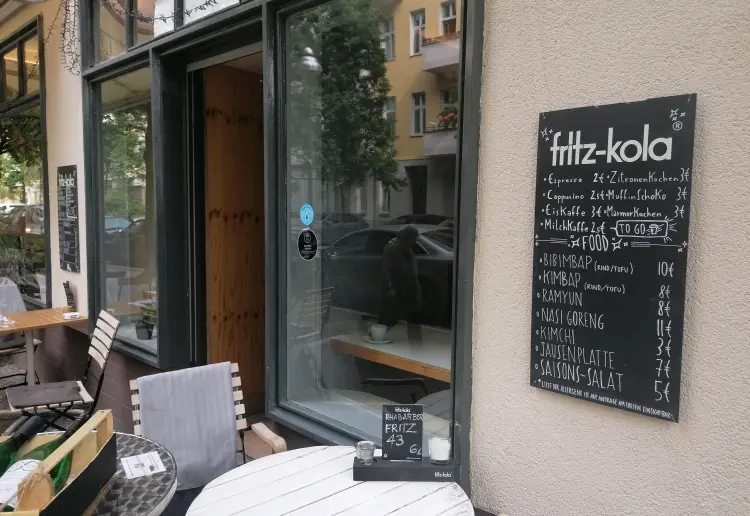 Minimalistisch eingerichteter Coworking Cafe mit Feinkostküche, großer Auswahl von Winzerweine, mit großen Fenstern und grüner Terrasse