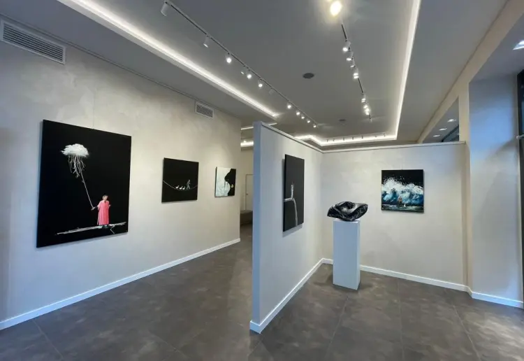 Bright exhibition space & pop-up store