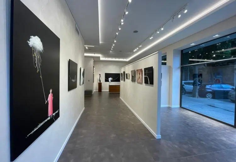 Bright exhibition space & pop-up store
