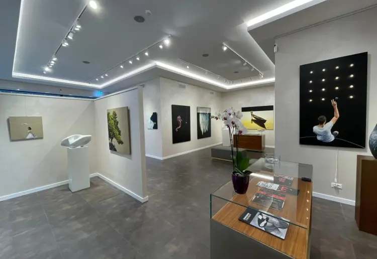 Bright exhibition space & pop-up store