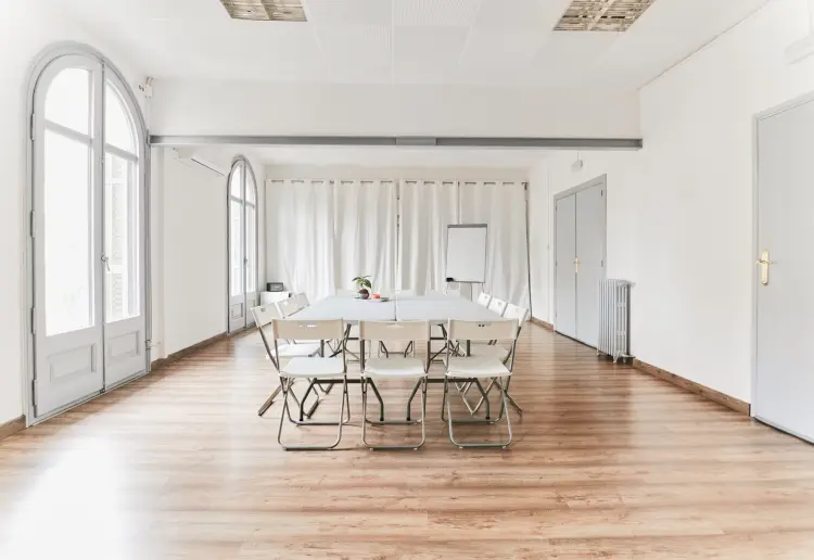 Bright diaphanous space in  Barcelona center