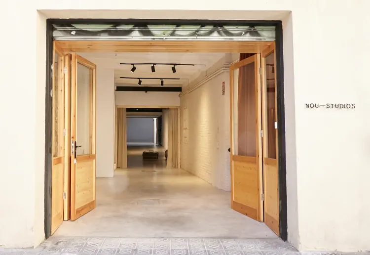 Multifunctional diaphanous warehouse