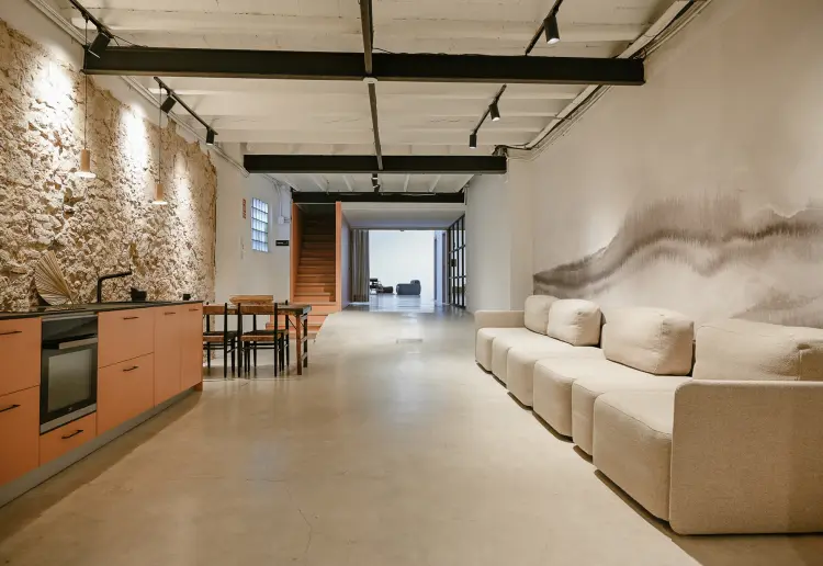 Multifunctional diaphanous warehouse
