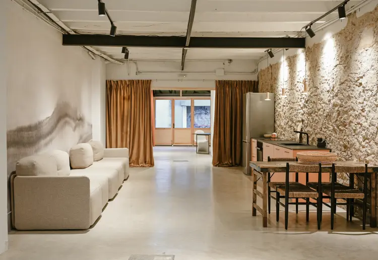 Multifunctional diaphanous warehouse