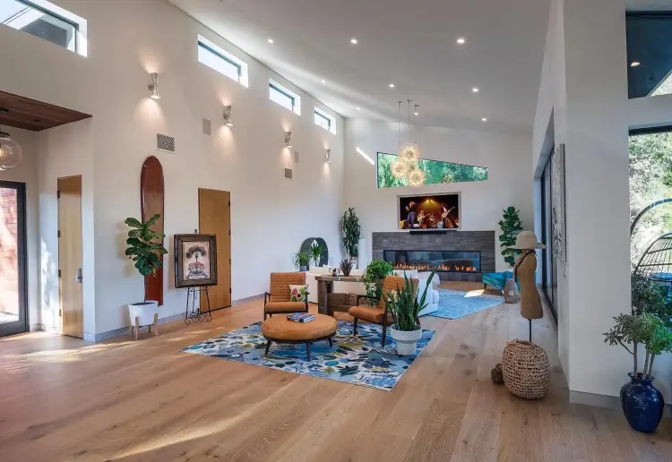 Stylish Modern New Build With 18 Foot Ceilings