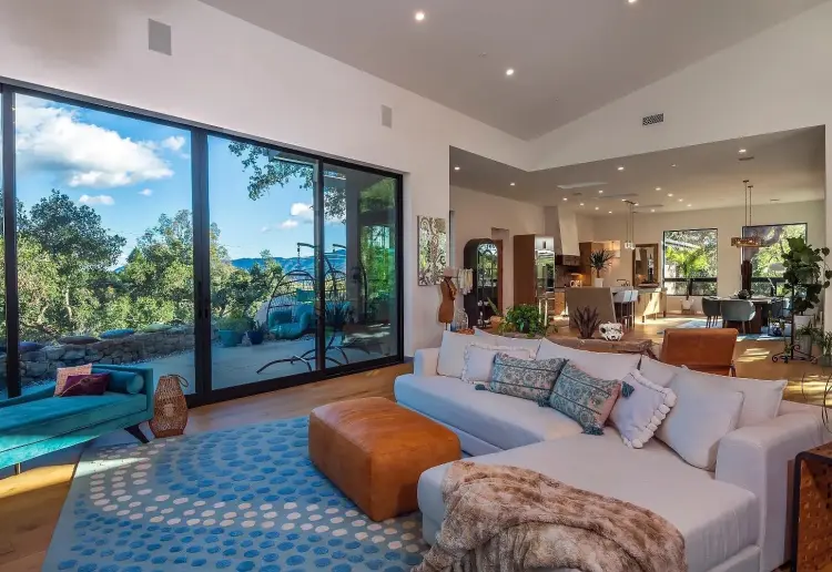 Stylish Modern New Build With 18 Foot Ceilings