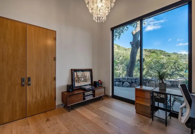 Stylish Modern New Build With 18 Foot Ceilings