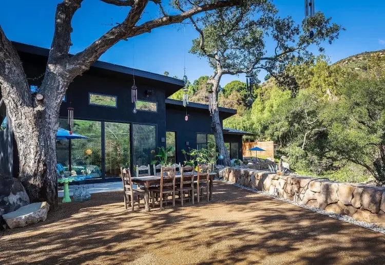 Stylish Modern New Build With 18 Foot Ceilings